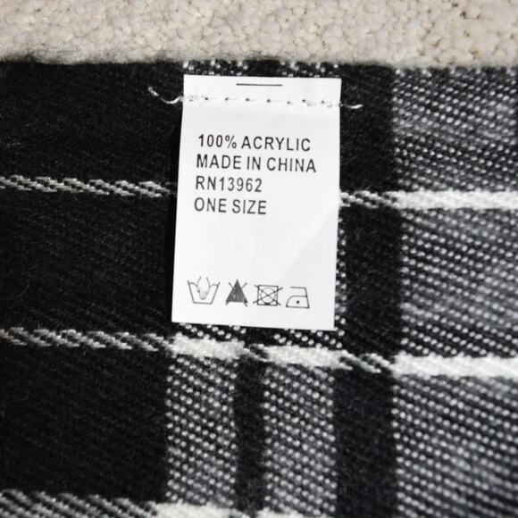 Pierre Cardin Soft Plaid Fine Muffler Rectangle 12 Inches x 80 Inches Fringed - Picture 3 of 6